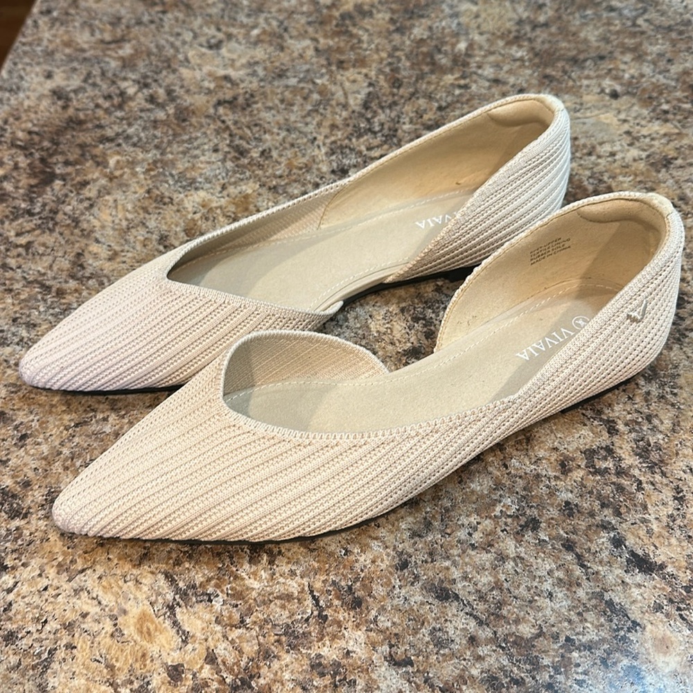 Vivaia Women's Cream Flats